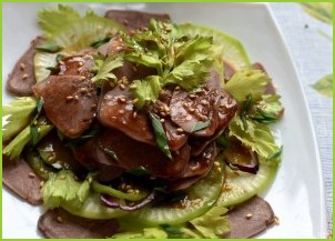 Салат из языка с овощами и острой заправкой - фото шаг 5