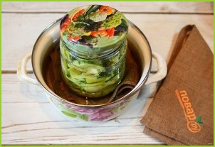 Салат из кабачков с зеленью и чесноком на зиму - фото шаг 5