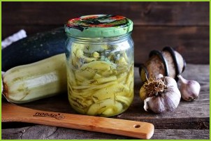 Салат из кабачков с зеленью и чесноком на зиму - фото шаг 6