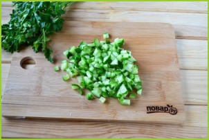 Салат из капусты, огурца и горошка - фото шаг 3