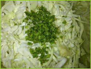 Салат из капусты, помидоров и чеснока - фото шаг 2