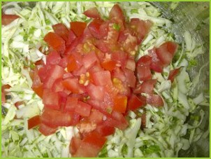Салат из капусты, помидоров и чеснока - фото шаг 3