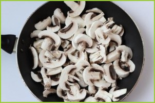 Салат с грибами жареными слоями - фото шаг 4