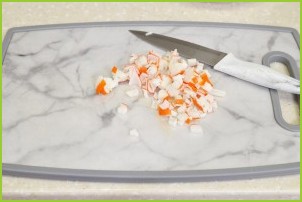 Салат с крабовыми палочками, помидорами и сыром - фото шаг 2