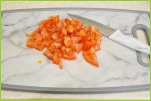 Салат с крабовыми палочками, помидорами и сыром - фото шаг 3