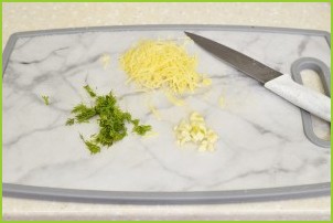 Салат с крабовыми палочками, помидорами и сыром - фото шаг 4