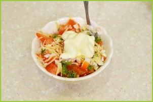 Салат с крабовыми палочками, помидорами и сыром - фото шаг 5