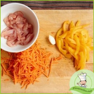 Салат с курицей, перцем и морковью - фото шаг 1
