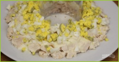 Слоеный салат с курицей и киви - фото шаг 3