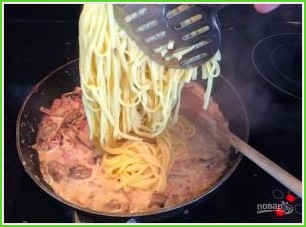 Спагетти с грибами в сливочном соусе - фото шаг 11