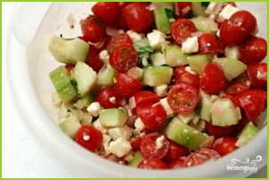 Греческий салат из помидоров черри - фото шаг 3