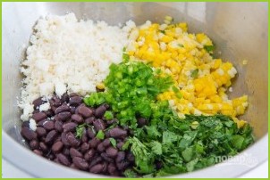 Мексиканский салат из кукурузы и фасоли - фото шаг 2