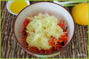 Салат со свеклой, яблоком и морковью - фото шаг 4