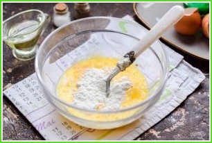 Омлет без молока на сковороде - фото шаг 5