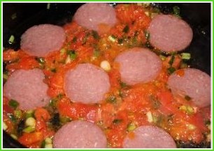 Омлет с колбасой, помидорами и сыром - фото шаг 2