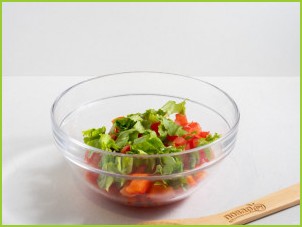 Овощной салат с сухариками - фото шаг 3