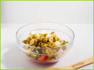 Овощной салат с сухариками - фото шаг 4