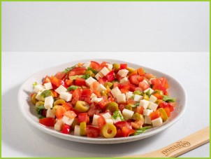 Овощной салат с сухариками - фото шаг 6