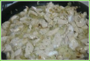 Паста c куриной грудкой под сливочным соусом - фото шаг 6