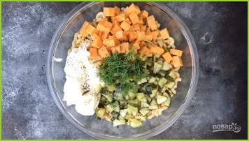 Паста-салат с солёными огурцами - фото шаг 2