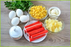 Салат с крабовыми палочками и ананасом - фото шаг 1