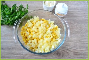 Салат с крабовыми палочками и ананасом - фото шаг 5