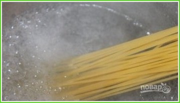 Спагетти с вялеными помидорами - фото шаг 1