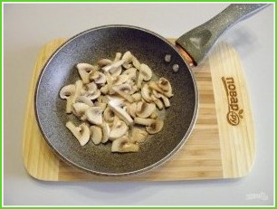 Омлет с ветчиной, грибами и сыром - фото шаг 2