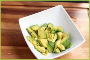 Овощной салат с авокадо и сыром - фото шаг 1