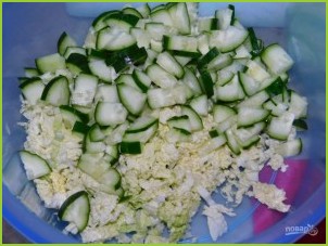 Овощной салат с пекинской капустой и колбасой - фото шаг 2