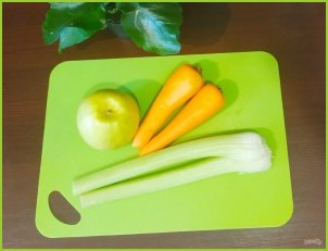 Салат из яблок, моркови и сельдерея - фото шаг 1