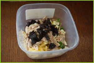 Салат с черносливом и огурцом - фото шаг 5