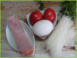 Салат с яичными блинчиками фунчозой и колбасой - фото шаг 1