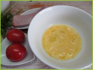 Салат с яичными блинчиками фунчозой и колбасой - фото шаг 3
