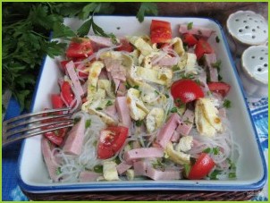 Салат с яичными блинчиками фунчозой и колбасой - фото шаг 9