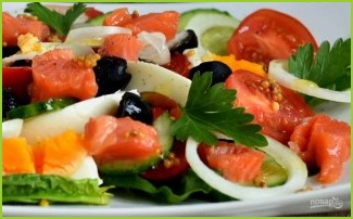 Салат с семгой, яйцом и овощами - фото шаг 5