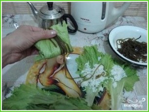 Голубцы с креветками в листьях салата и морской капусте - фото шаг 5