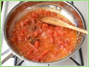 Паста с креветками, базиликом и помидорами - фото шаг 5