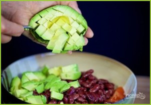 Салат с креветками, авокадо и кинзой - фото шаг 2