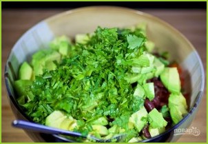 Салат с креветками, авокадо и кинзой - фото шаг 4