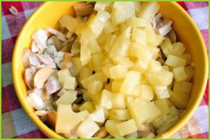 Салат с курицей, шампиньонами и ананасом - фото шаг 2