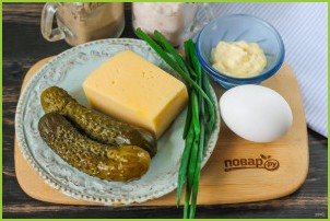 Салат с маринованными огурцами и сыром - фото шаг 1