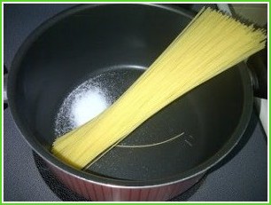 Спагетти с шампиньонами в сливочном соусе - фото шаг 4
