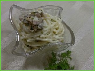 Спагетти с шампиньонами в сливочном соусе - фото шаг 5