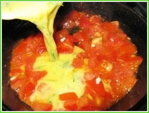 Омлет с тунцом и помидорами - фото шаг 4