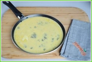 Рецепт омлета с сыром - фото шаг 4