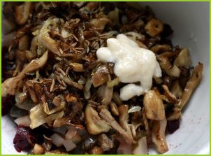 Салат «Гуцульский» с грибами, свеклой и хреном - фото шаг 4