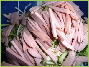 Салат капустный с колбасой - фото шаг 3