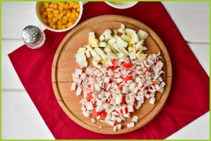 Салат с крабовыми палочками и копченой курицей - фото шаг 2