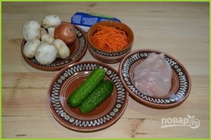 Слоеный салат с курицей и жареными грибами - фото шаг 1